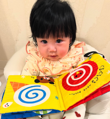 布絵本で遊ぶお子さま