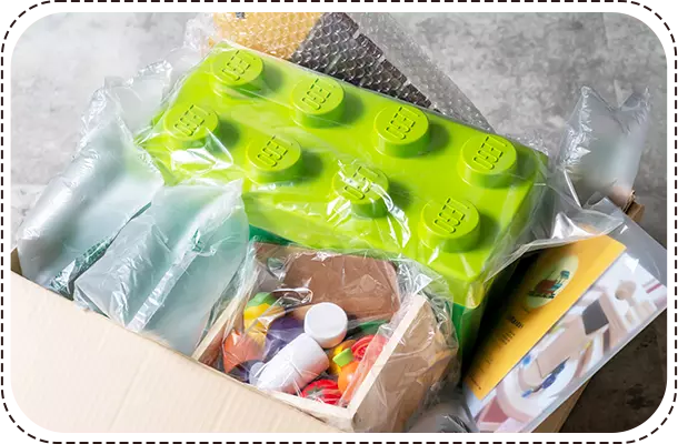 袋に個別包装して箱に詰めたお届け用のおもちゃ