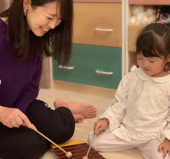 おさかなシロフォンで音を鳴らして遊ぶお子さま