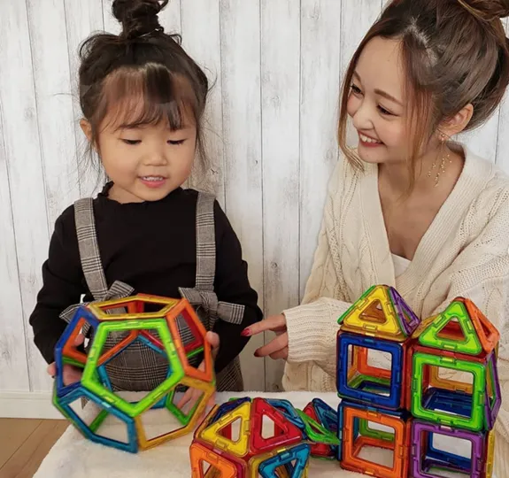 磁石のブロックで立体を作って遊ぶ親子