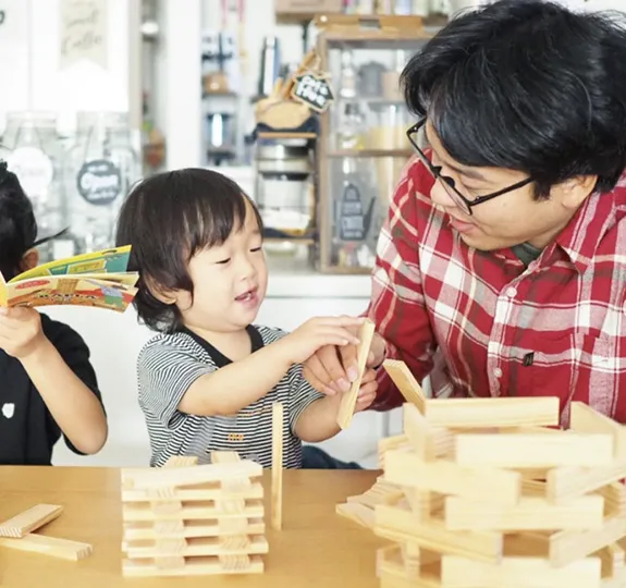 木の積み木で遊ぶ親子