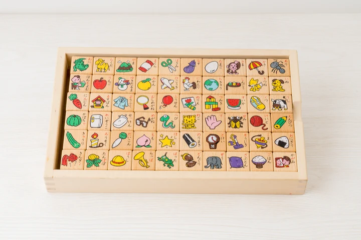絵とひらがなで遊ぶ木製のおもちゃ