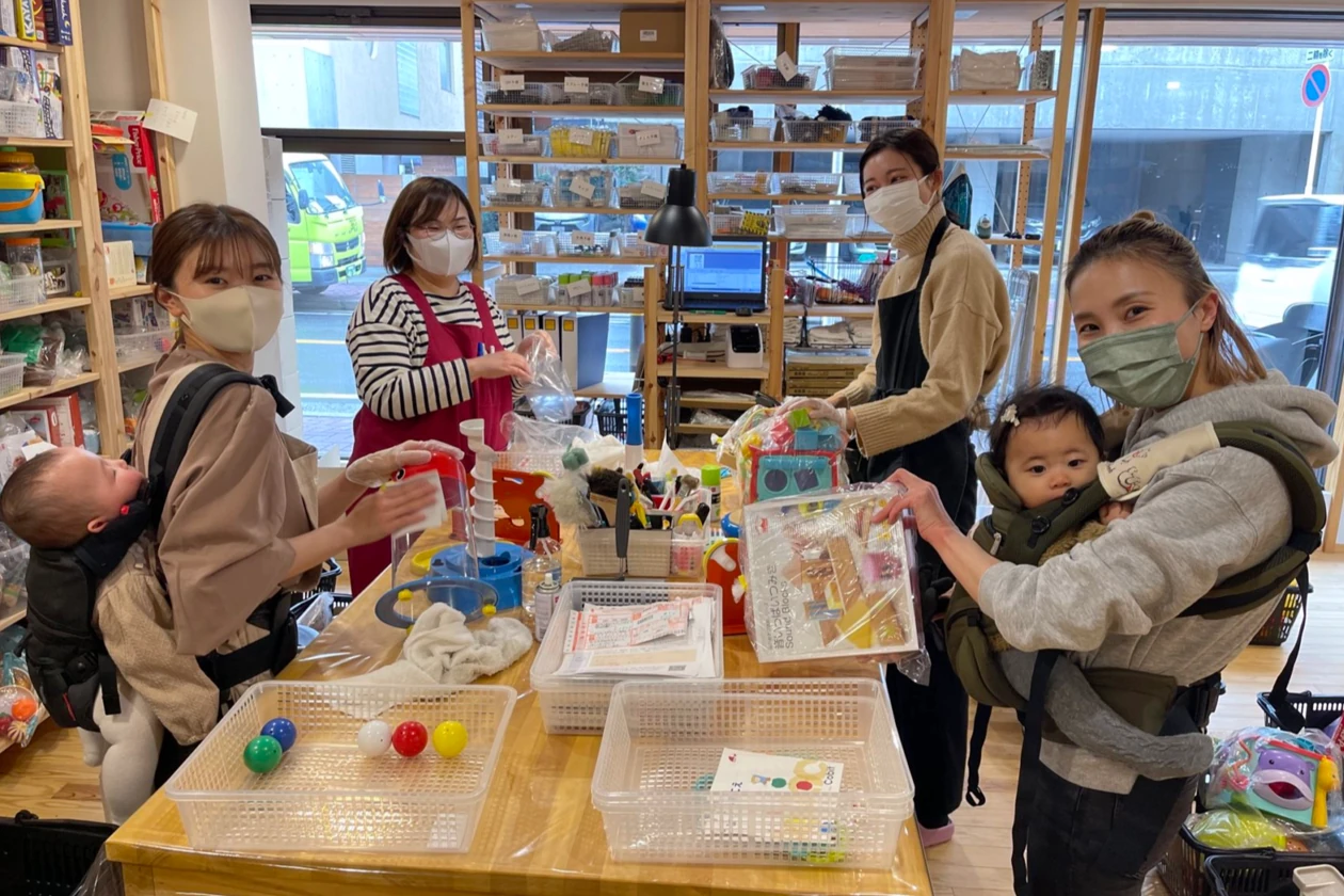 おもちゃを手に作業するキッズ・ラボラトリーのメンバー