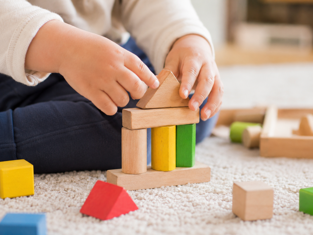 積み木やブロックで遊ぶ2歳児の手元のアップ