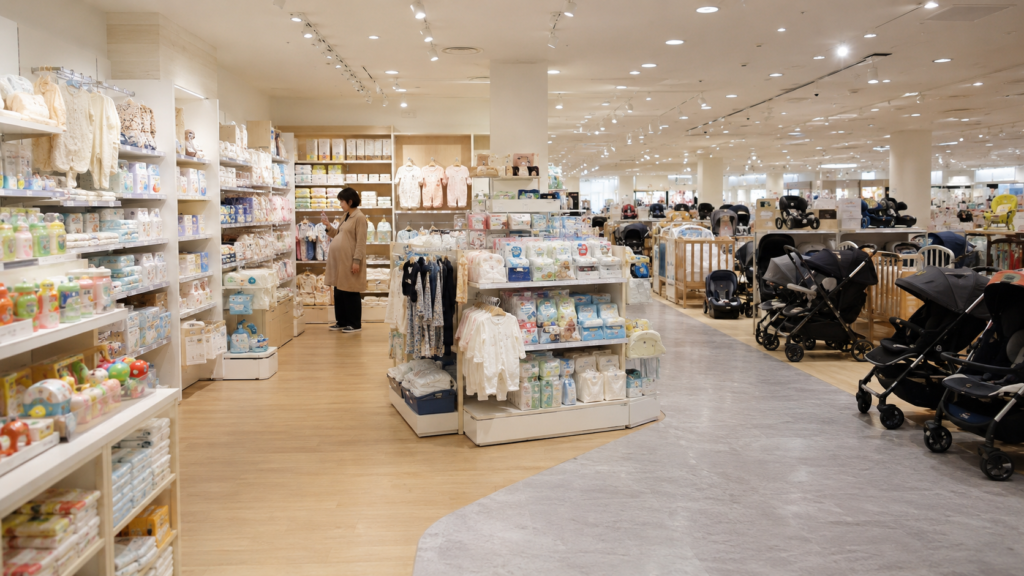  3店舗（アカチャンホンポ・西松屋・ベビーザらス）の外観または店内の雰囲気がわかる写真