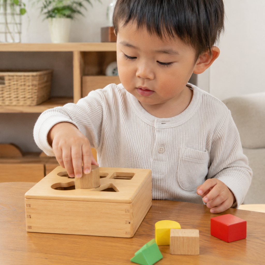 木製の型はめパズルを子どもが自分で操作している様子