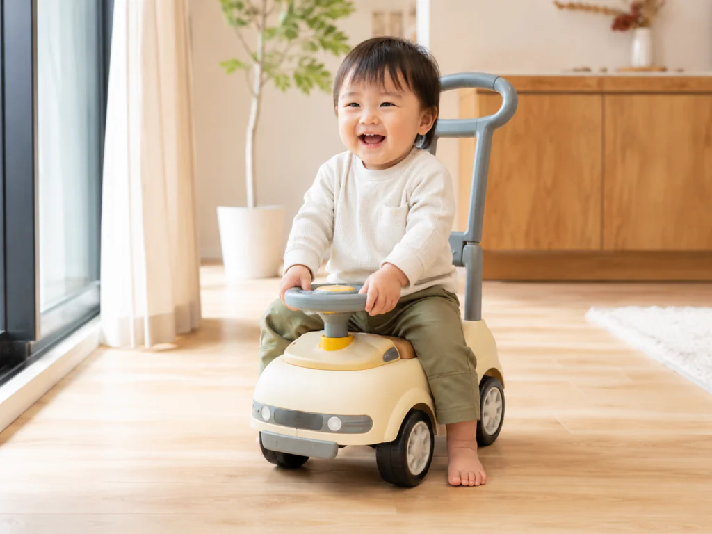 一人歩きが安定した1歳半頃の子どもが乗用兼用手押し車に乗っている様子