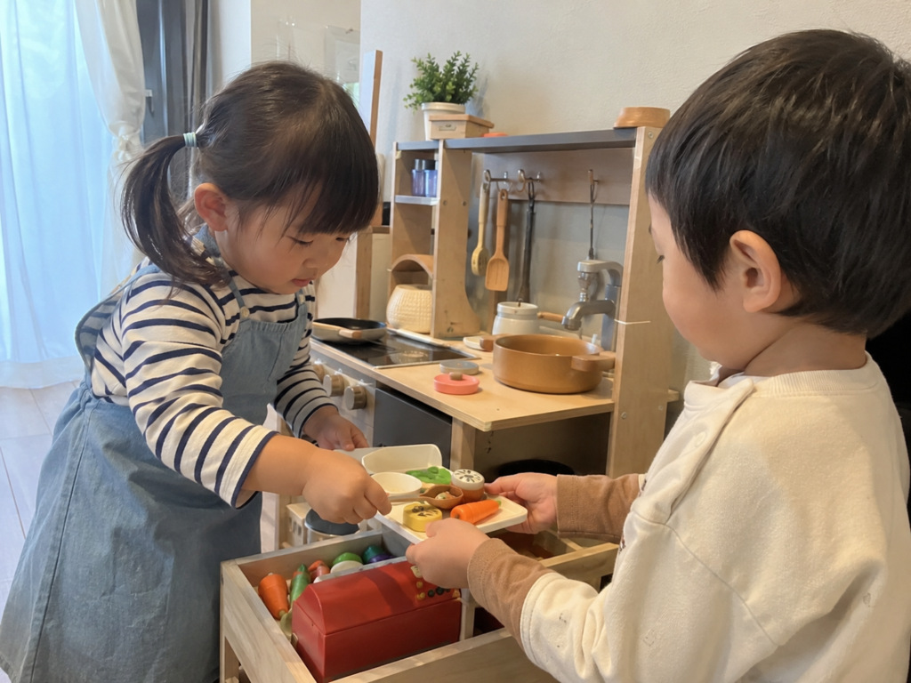 3歳以降の子どもが役割を決めてごっこ遊びをしている様子のイメージ