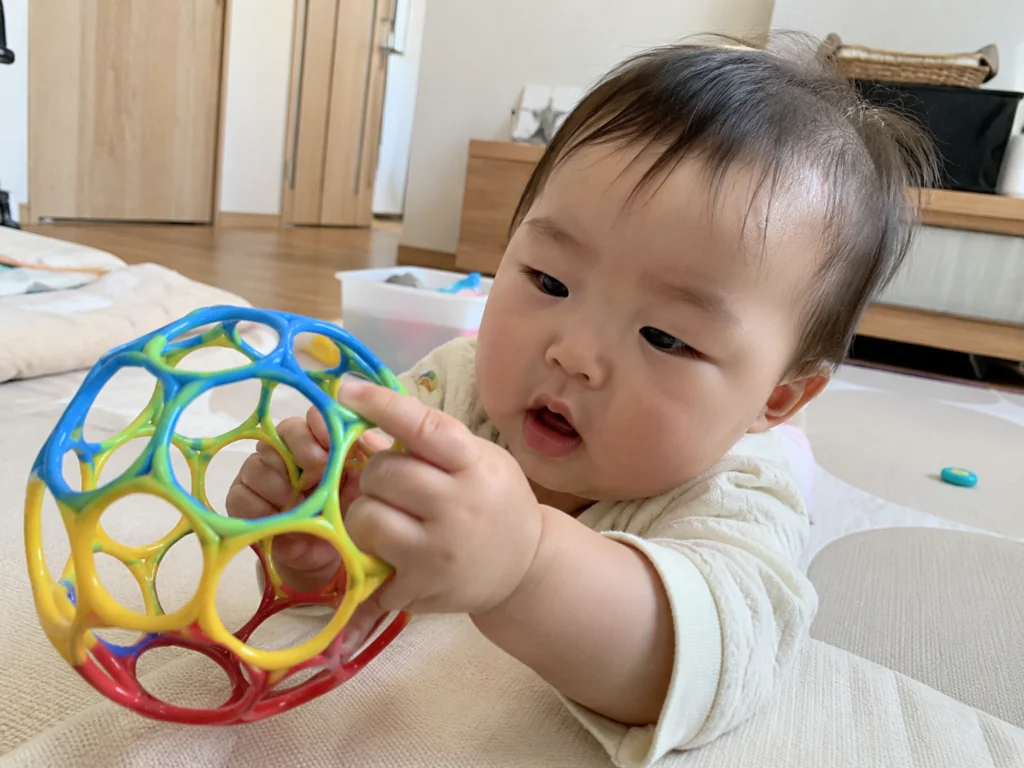 オーボールを赤ちゃんが握って遊んでいる使用シーンのイメージ