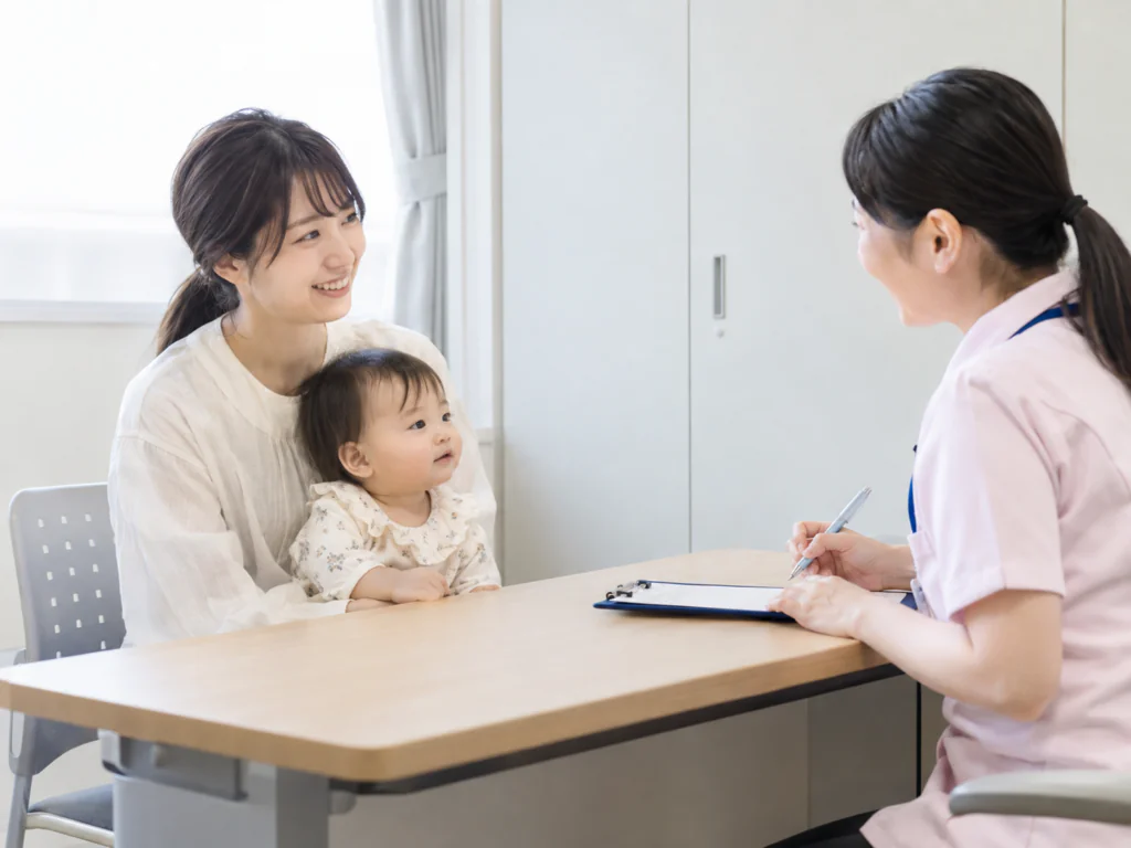 乳幼児健診や発達相談の窓口をイメージした場面（相談への一歩を後押しするイメージ）