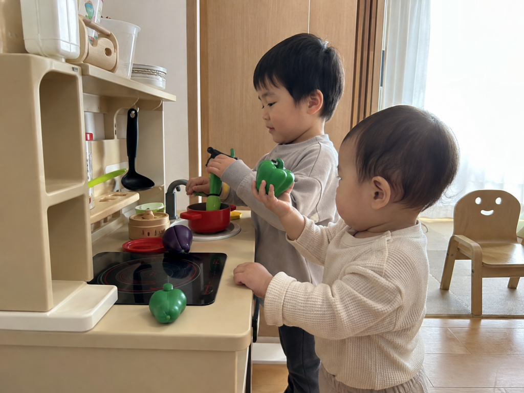 3歳以降の子どもが役割を決めてごっこ遊びをしている様子のイメージ